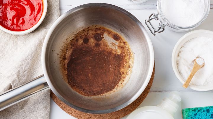 Cách làm sạch nồi inox bị cháy bằng nước sốt cà chua Cách làm sạch nồi inox bị cháy bằng nước sốt cà chua